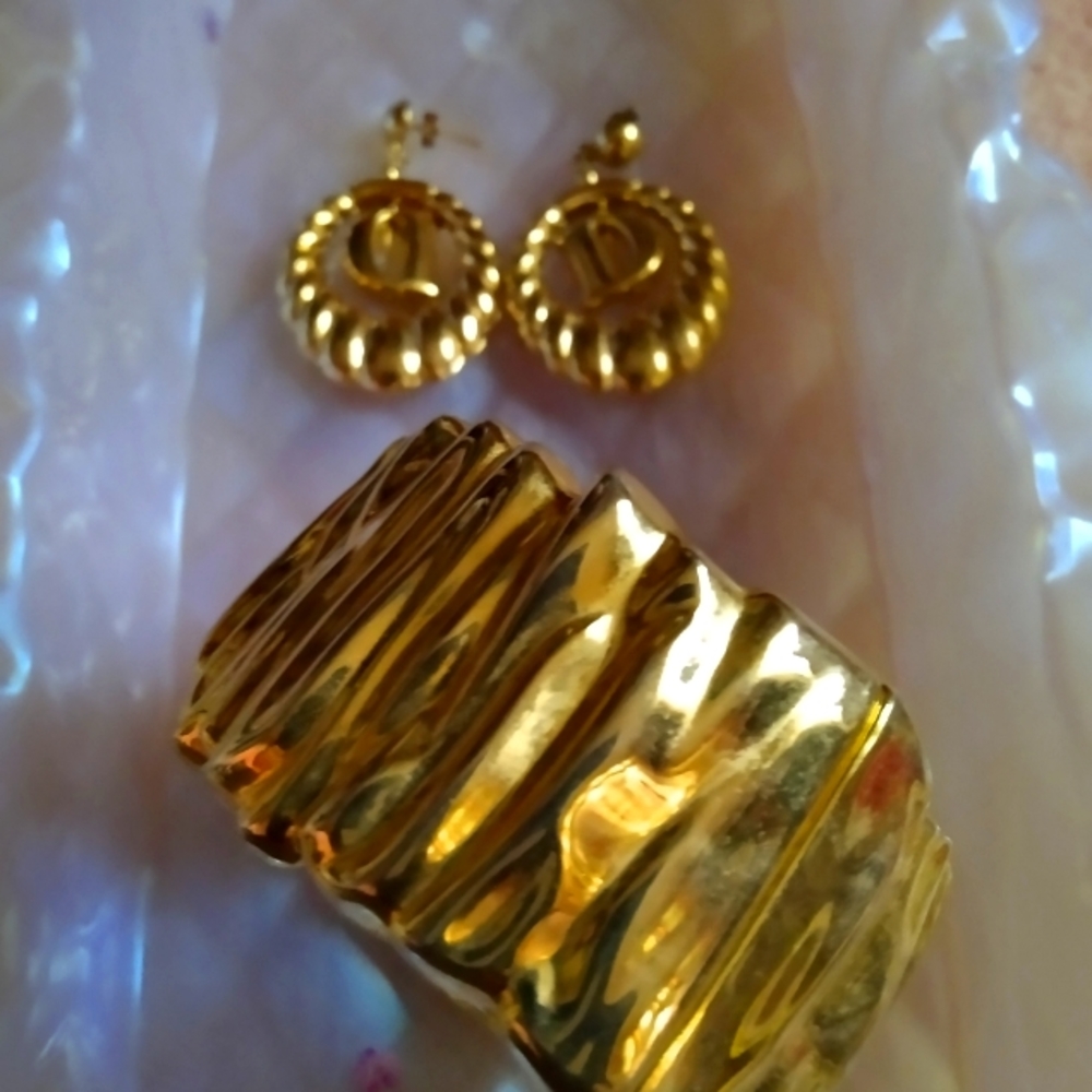 Costume jewelry Gold tone thick cuff bracelet and earrings